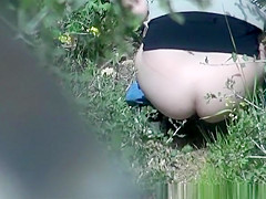 Priceless wazoo woman caught pissing in the woods
