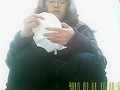 Bulky angel with curly vagina pissing