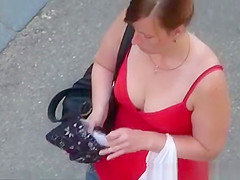 Large neck awaiting for the tram