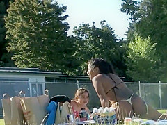 Hawt woman does splits in park