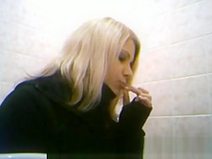 Blond peeing
