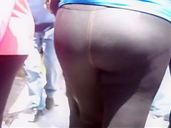 Dos Milfs caminando con traseros redonditos