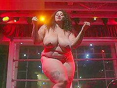 Kiki La Chanteuase Burlesque