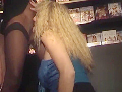 Entre COPINES en foret, sexshop et partouzes