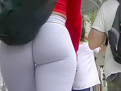 Hawt sweethearts change their bikinis