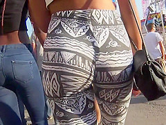 Chocolate gazoo wiggles in tights