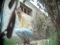 Priceless wazoo sweetheart pees outdoors