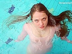 Redhead Simonna Showing Her Body Underwater
