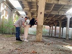 Minet I Seks S Krasotkoi Posredi Zabroshennogo Zdaniya. Konchil Ei Na Popku