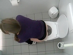 Voyeur spies a college gal in the water closet