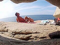 il planque une caméra et fait sucer dans une crique