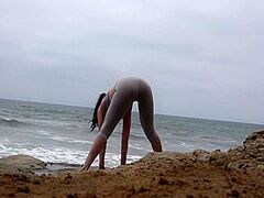 Yoga Honey On The Beach 7 Min