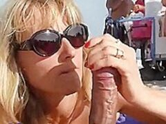 naomie suce des libertins sur la plage