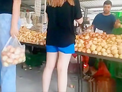 Leegings arse at food market