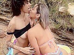 Inedito ! Primeira Experiencia Com Uma Garota Das Duas Delicias Mari E 7 Min With Mih Ninfetinha