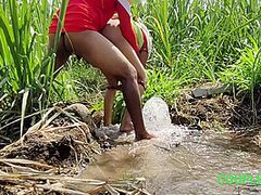 Komal Khuleaam Ganne Ke Khet Mein Apni Chut Dho Rahi Thi