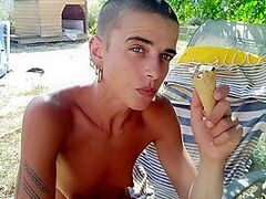 Estate Bollente. Mangio Un Gelato, Faccio Un Bagno In Piscina