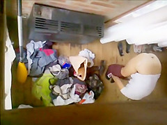 Peeping gap in the ceiling