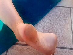 Selenas Glamorous Nude Outdoor Posing