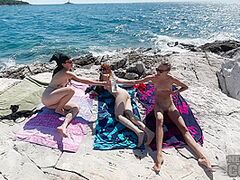 Beach Naked Chilling And Stretching On Vacation With Miss Pussycat Brilla Cherry