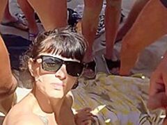 enceinte elle fait un énorme bukkake sur la plage