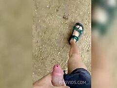 Masturbando na rua - PissVids
