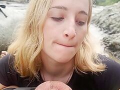 Hermosa Rubia Es Vista Banandose Libre Parte 1