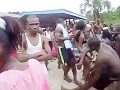 Une diminutive salope qui aime la bite