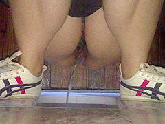 See a Chinese college beauty squirting in front of me