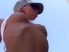 Paulas fingering show for the photographer.