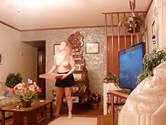 Woman flashes pizza delivery boy