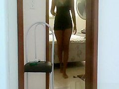 Exhibitionist swarthy hottie flashes electrician