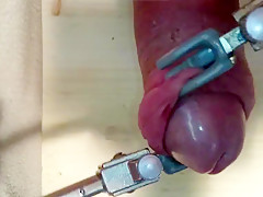 Mit hilfsmitteln ein wenig gewichst.