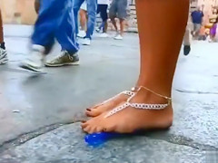 Foxy mademoiselle enjoys gratifying her hungry fur pie in public