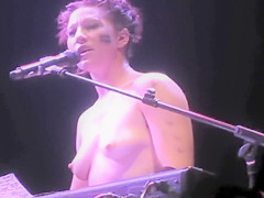 Naughty singer goes stripped during her performance