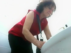 Curvy matures make water in hidden camera porn