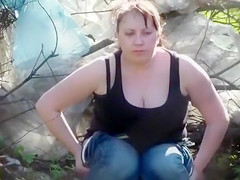 Curvy sweetheart takes a strong pee in the park