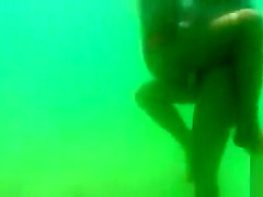 My girlfriend's cunt cheats on me underwater