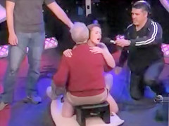 Hotty ejaculates on the Sybian during Howard Stern show