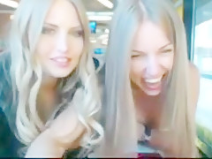 Se desnuda en publico