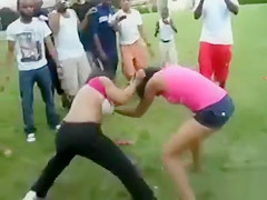 2 darksome chicks got into a insane fight