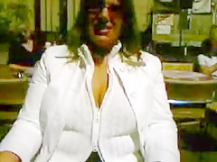 Une femme bien chaude au cafe