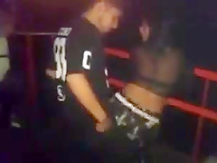 Une latin chick qui roule bien du cul contre une bite