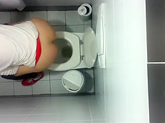 Aerial view of 2 hawt hotties pissing