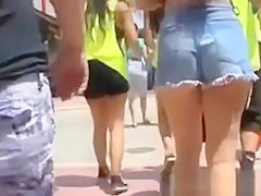 Worthwhile booty in blue jeans shorts...