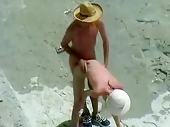 Ils sont amis et baisent pour la première fois à la plage nudiste