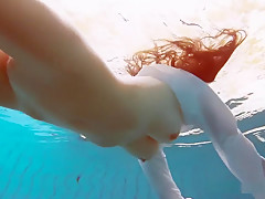 Lola Enjoys Showing Her Hawt Wobblers