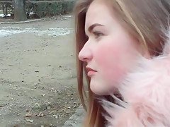 Teeny-Ficke rotzt draussen auf den Boden!