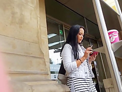 Geile Deutsche raucht am Bahnhof!