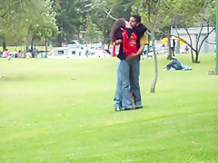 Frente al metro en el parque